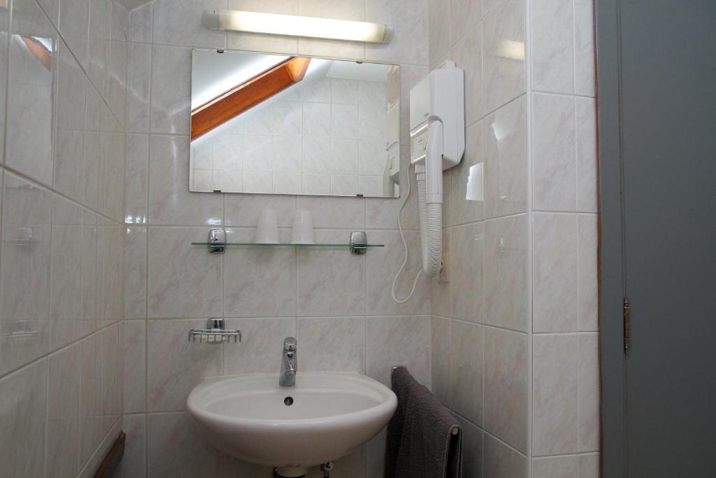 Le New Matinal Hotel La Louviere Phòng bức ảnh